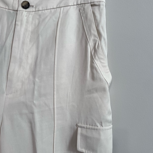 NWT | Banana Republic, Women's Cream White Cargo Pants, Size 8 - Picture 2 of 5